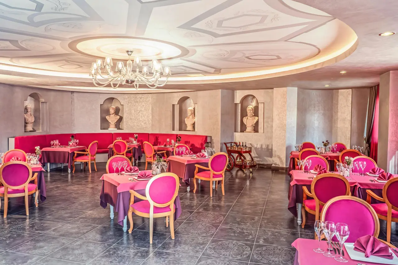 Royal Taj Mahal Hotel