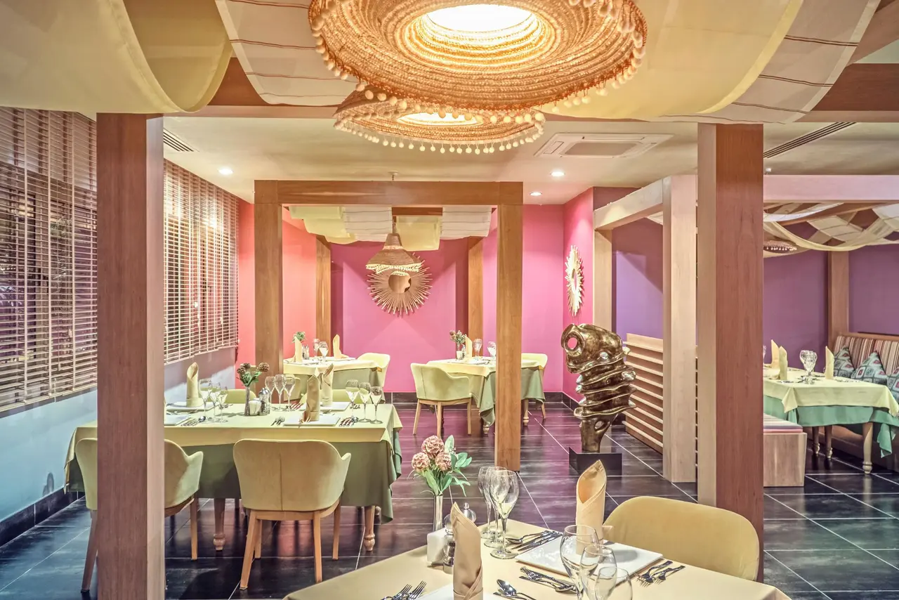 Royal Taj Mahal Hotel