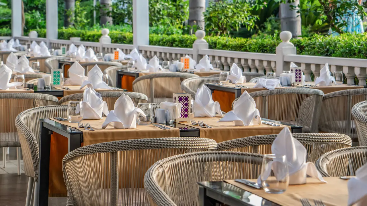 Royal Taj Mahal Hotel