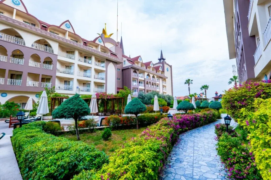 Side Crown Palace