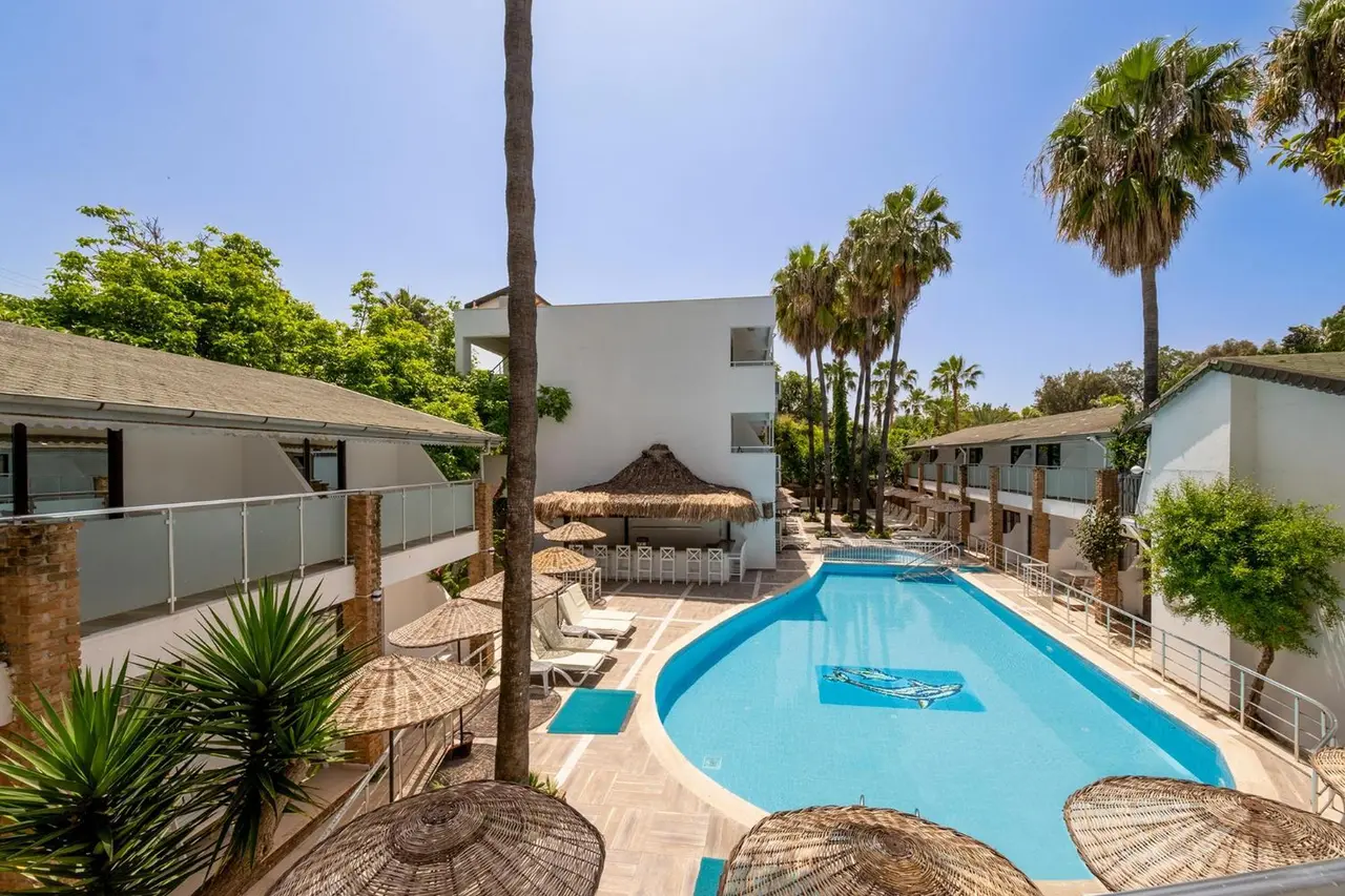 Tropic Beach Club Side