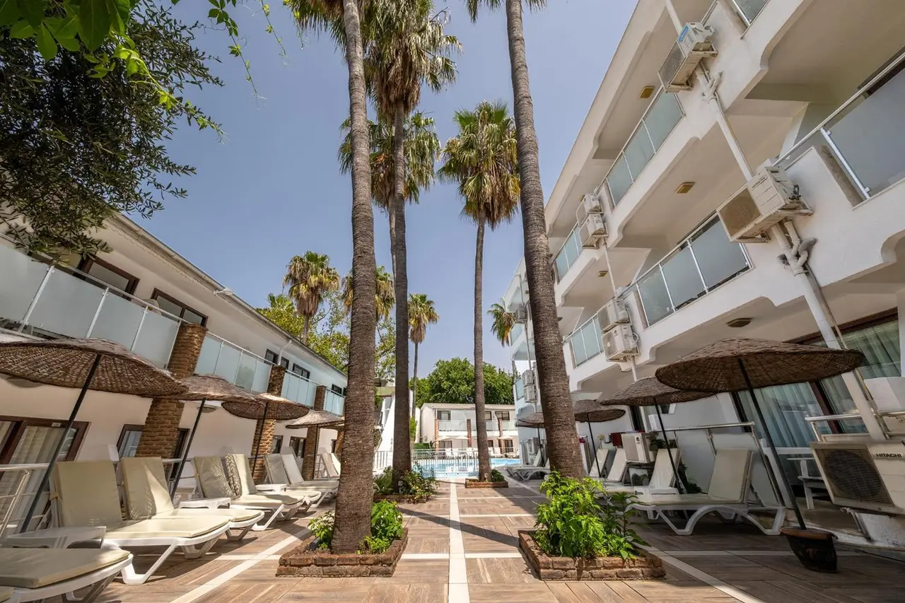 Tropic Beach Club Side