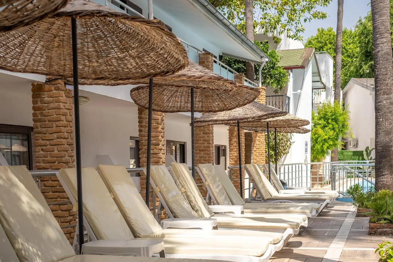Tropic Beach Club Side