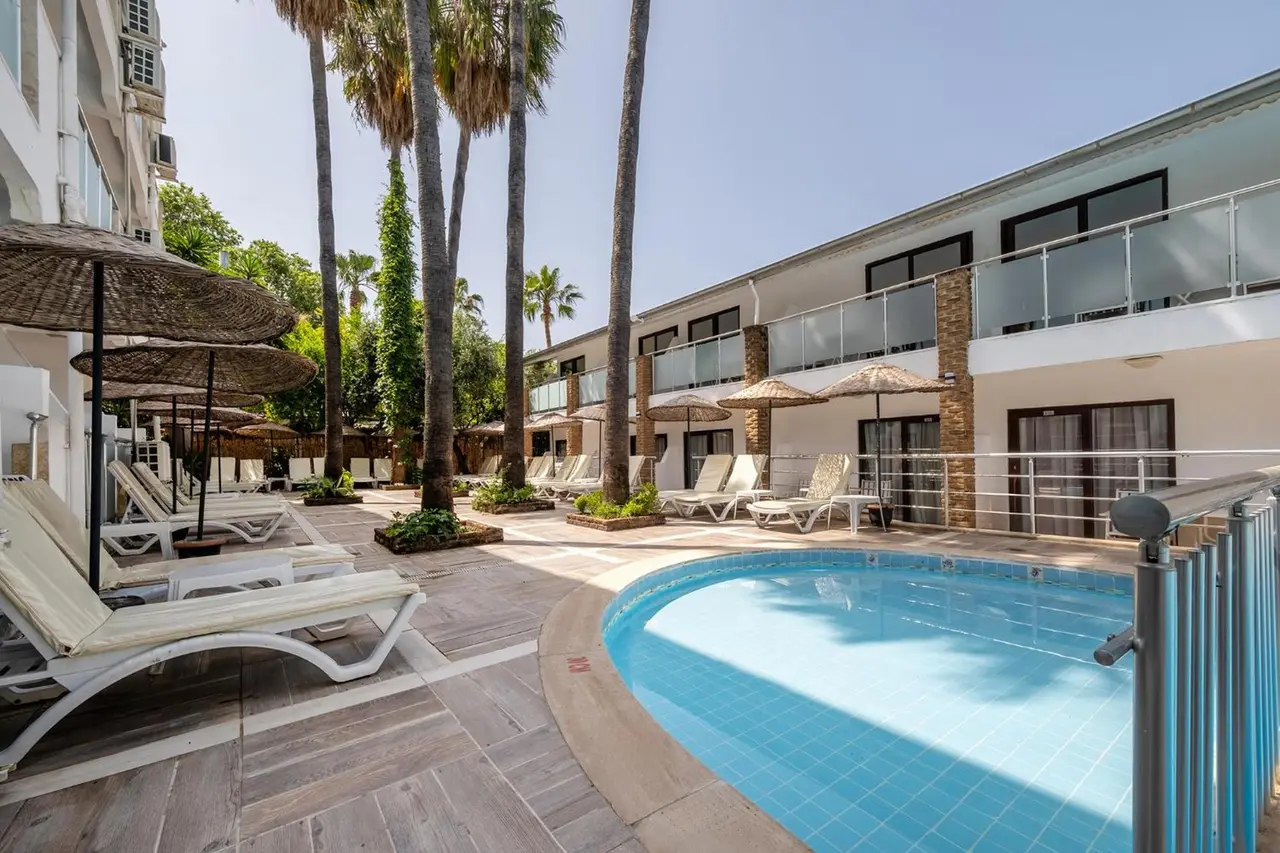 Tropic Beach Club Side