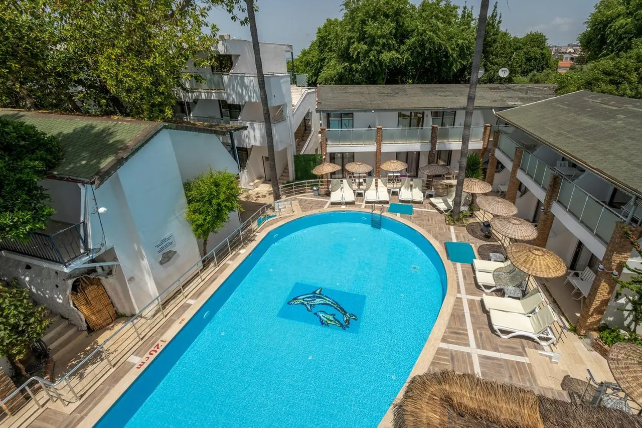 Tropic Beach Club Side