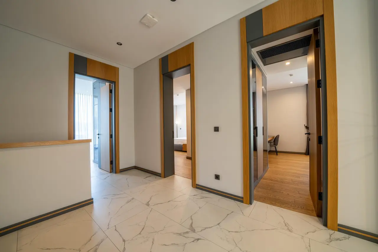 The Norm Collection Door'a
