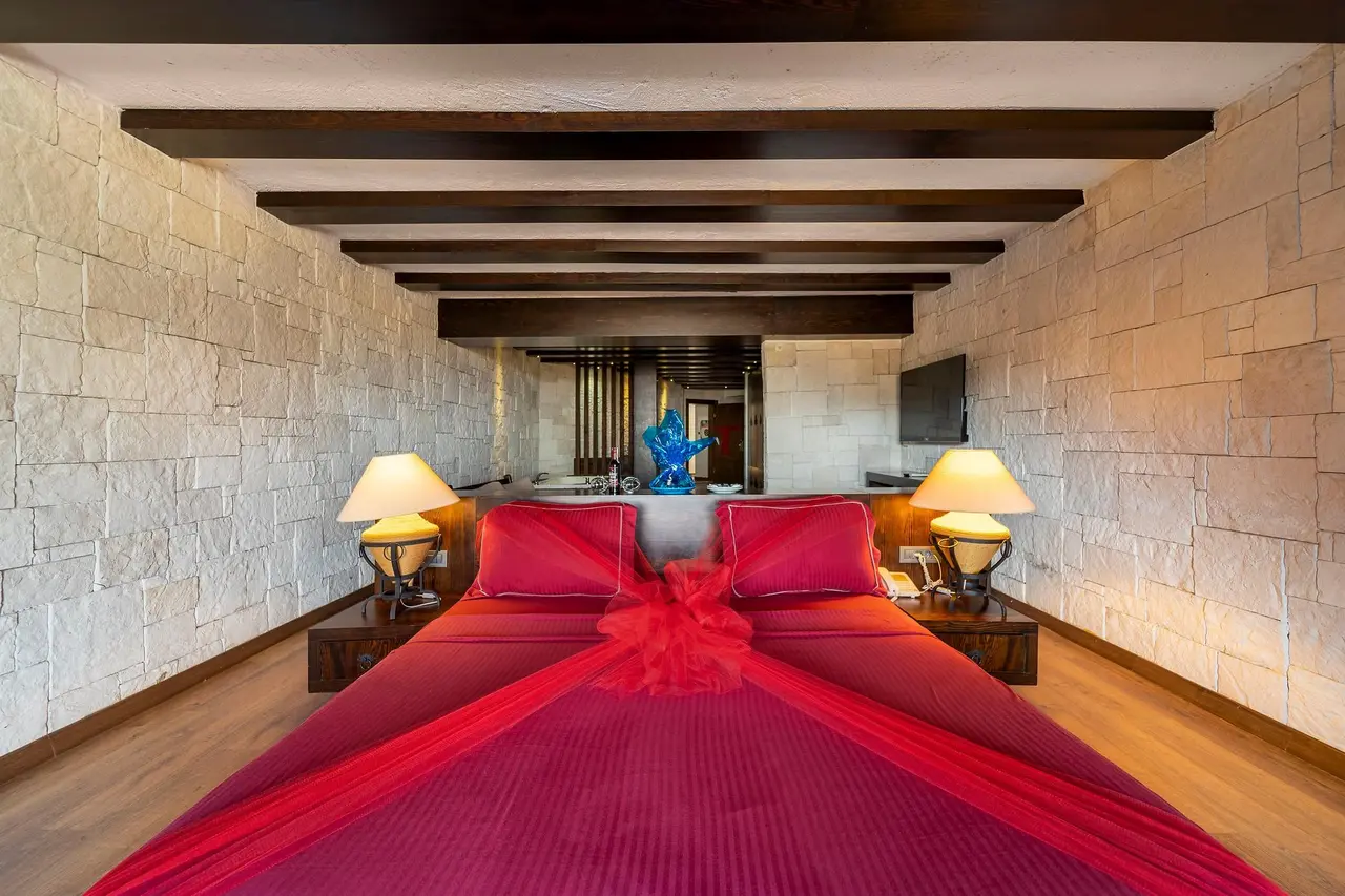 Manaspark Deluxe Hotel