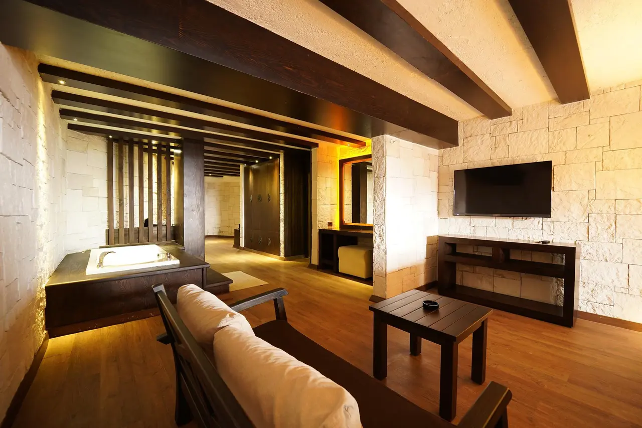 Manaspark Deluxe Hotel
