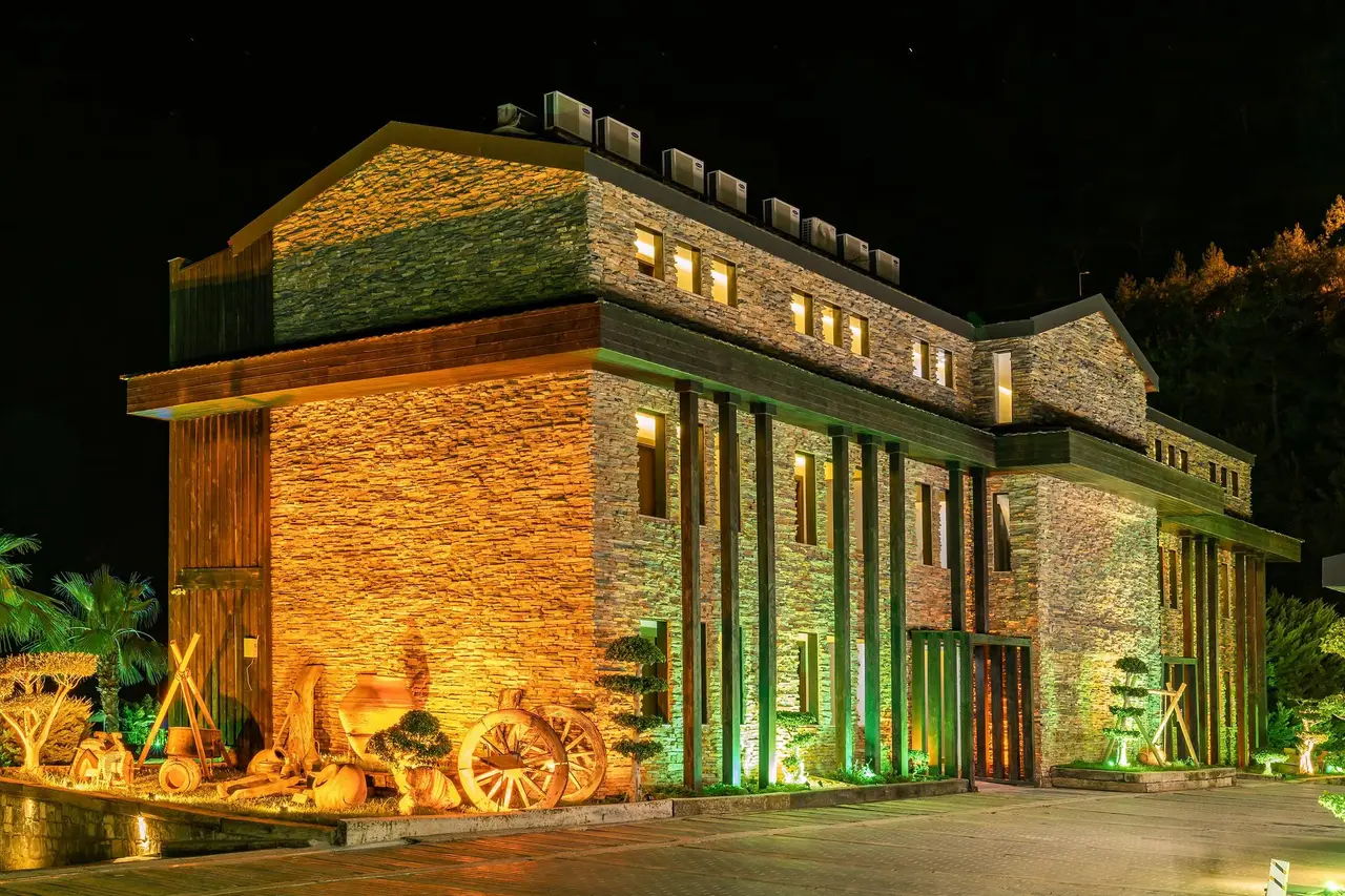 Manaspark Deluxe Hotel