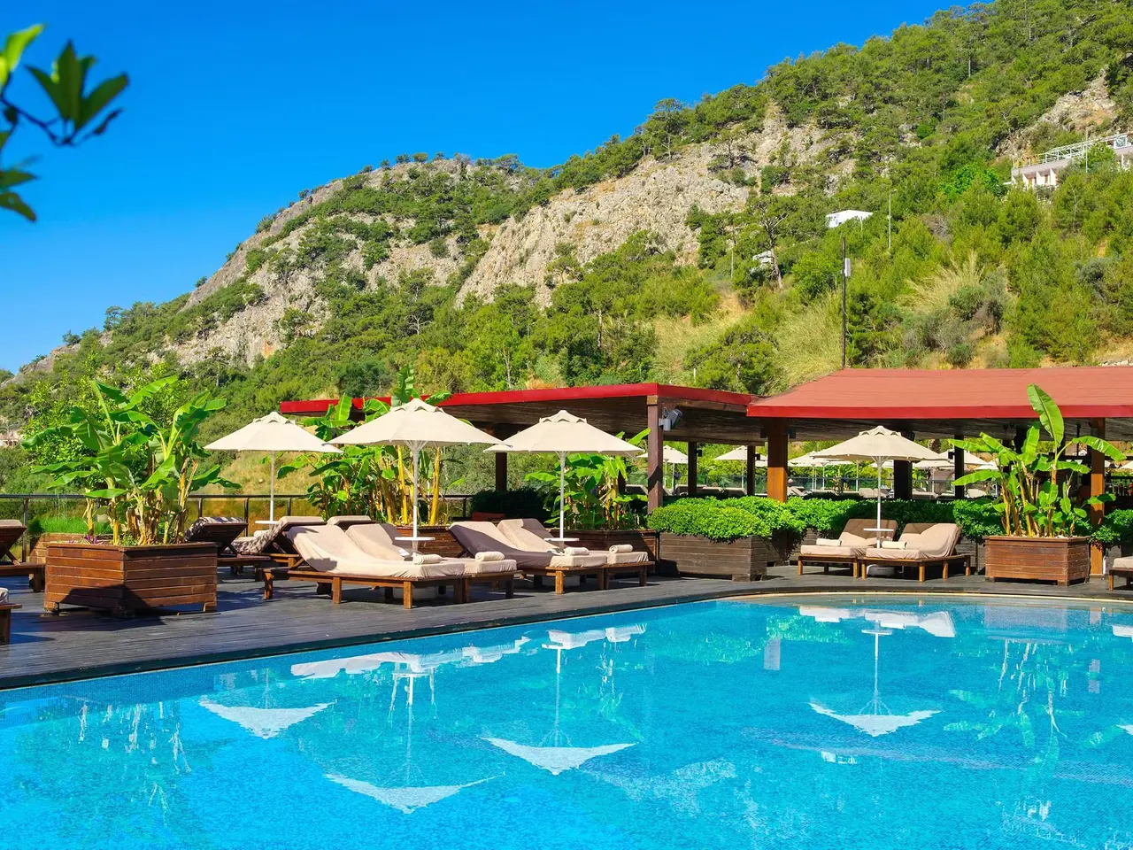 Manaspark Deluxe Hotel