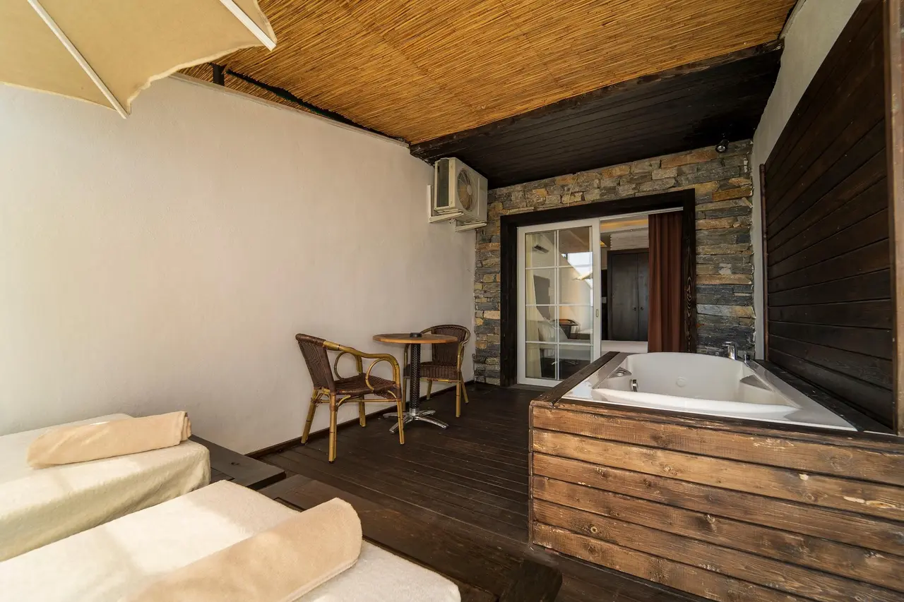 Manaspark Deluxe Hotel
