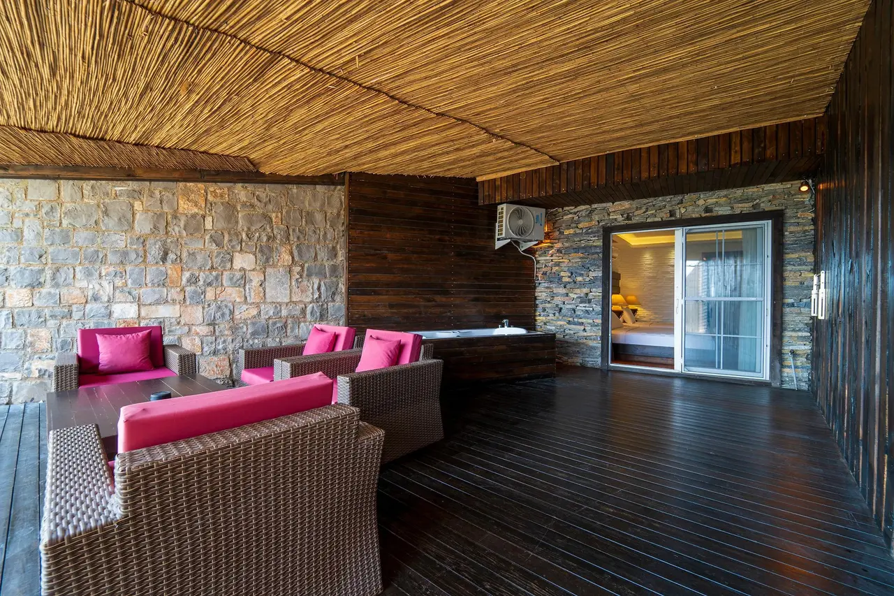 Manaspark Deluxe Hotel