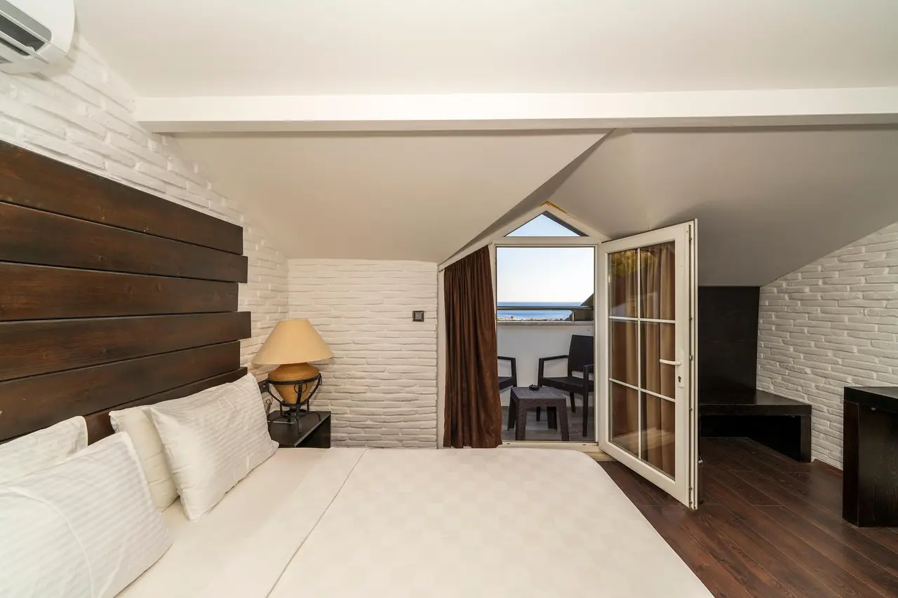 Manaspark Deluxe Hotel