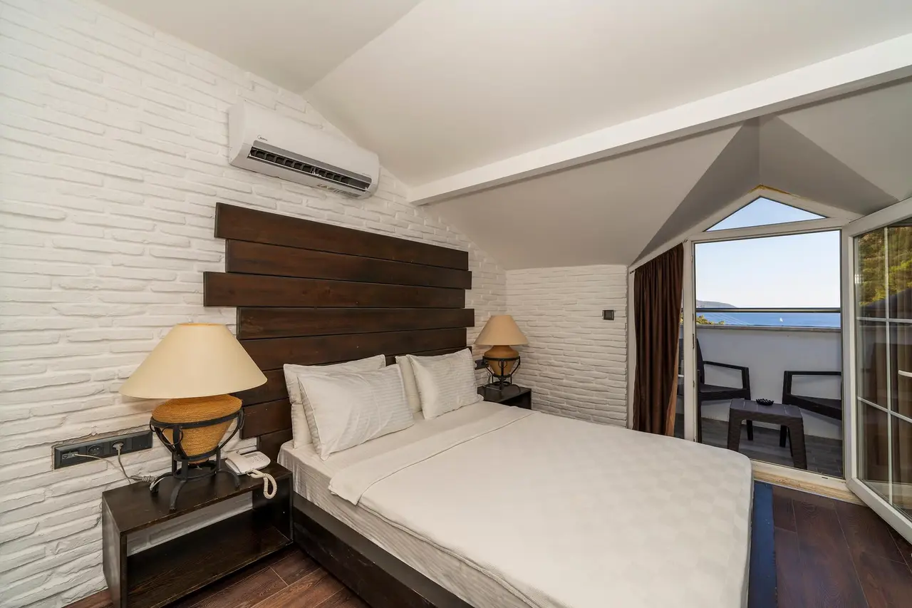 Manaspark Deluxe Hotel