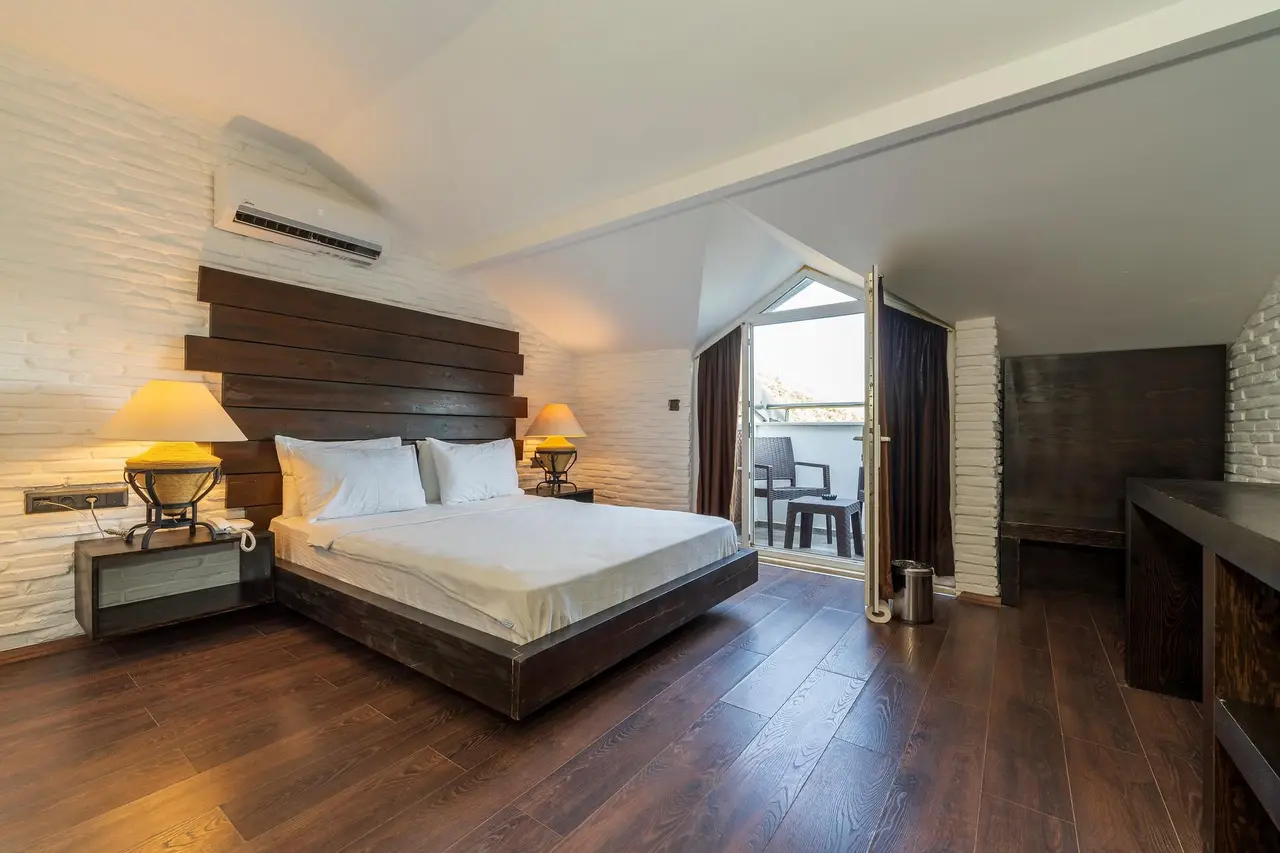 Manaspark Deluxe Hotel