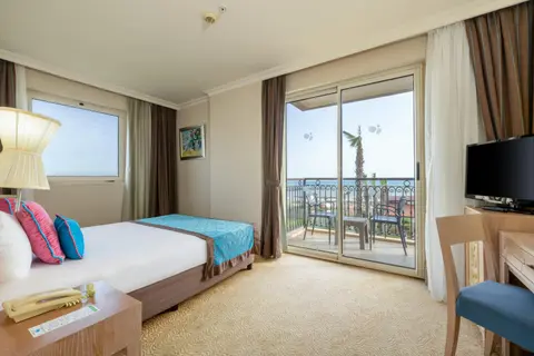Kısmi Deniz Manzaralı Aile Odası — oda görseli