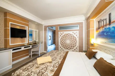Kısmi Deniz Manzaralı Aile Odası — oda görseli