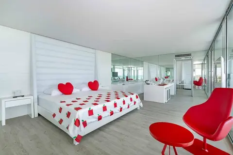 Kara Manzaralı Desing Suite — oda görseli